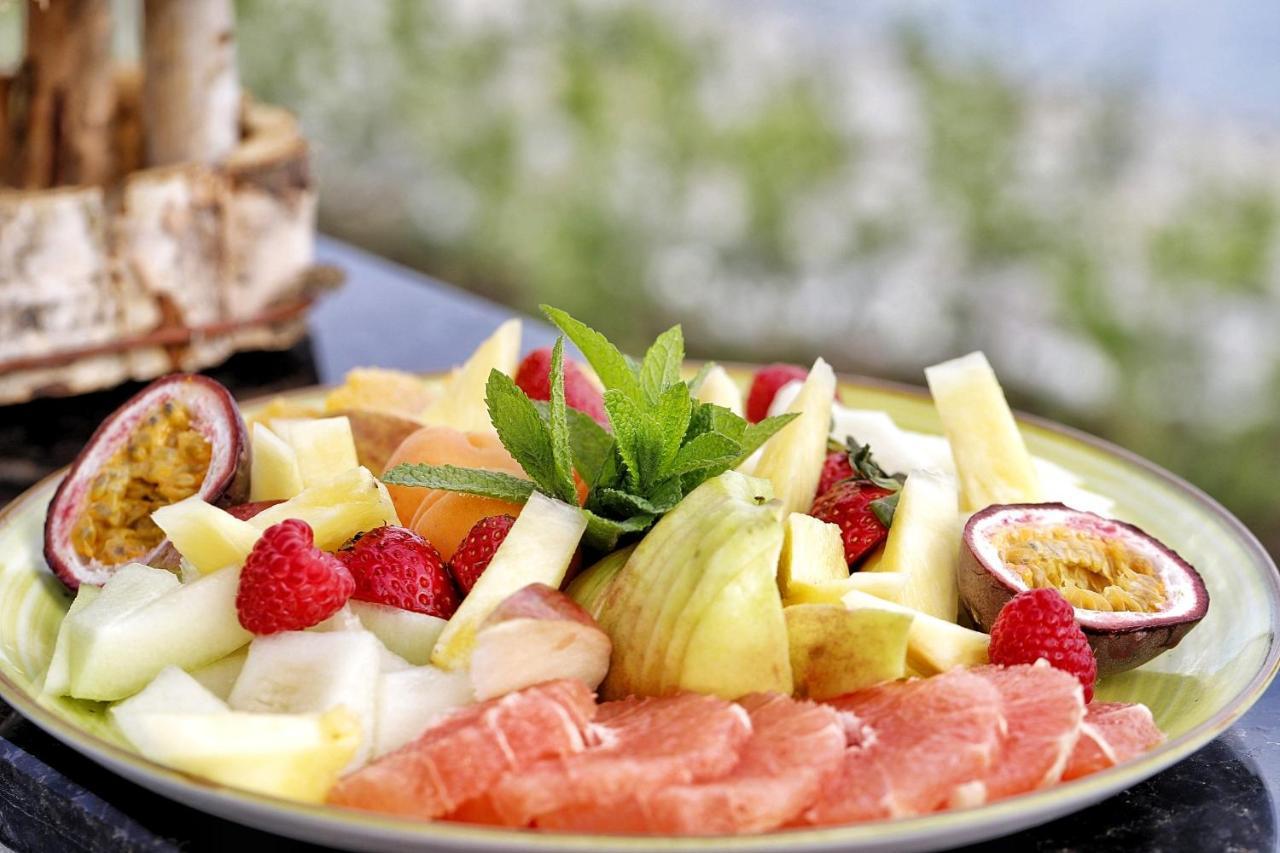 Country Spa Retreat Snagov Exterior foto Fruit salad