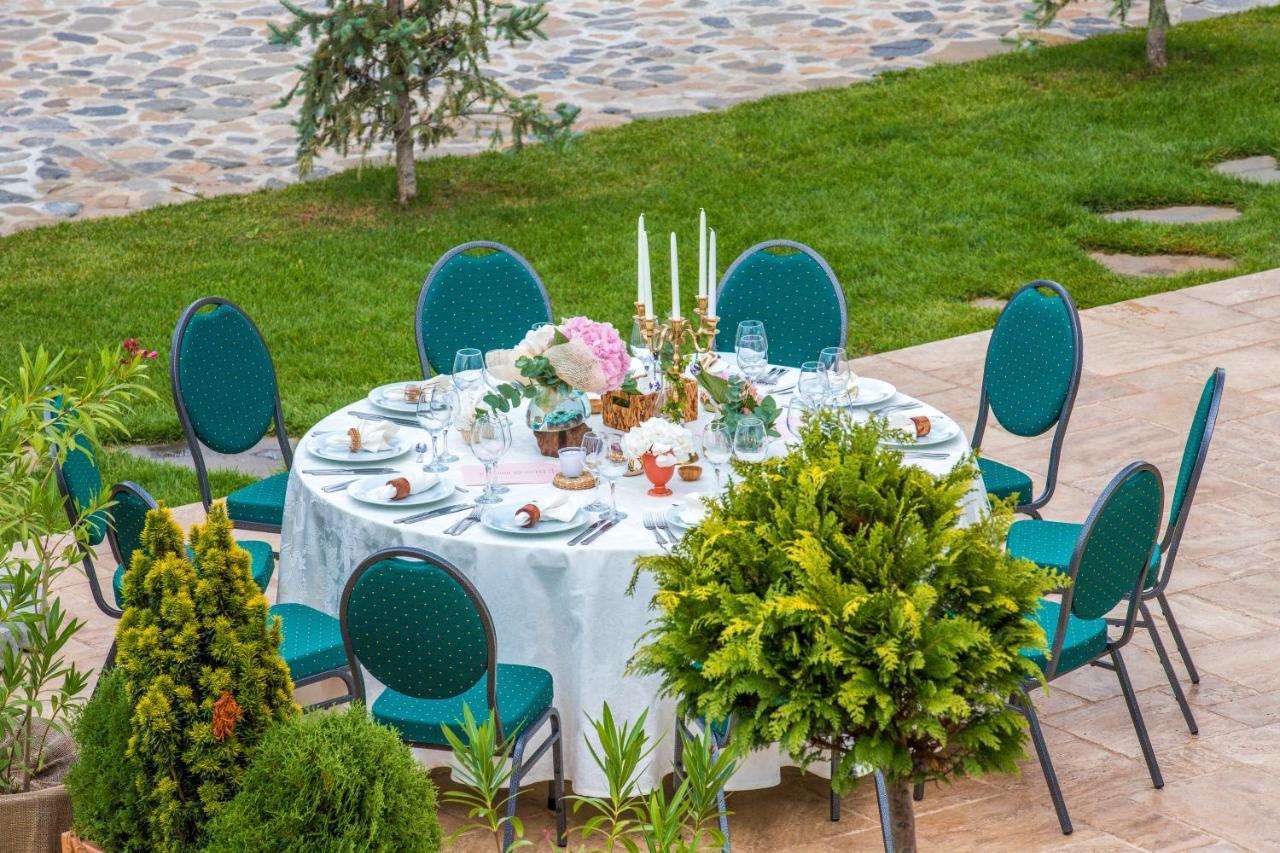 Country Spa Retreat Snagov Exterior foto A table set for a wedding reception