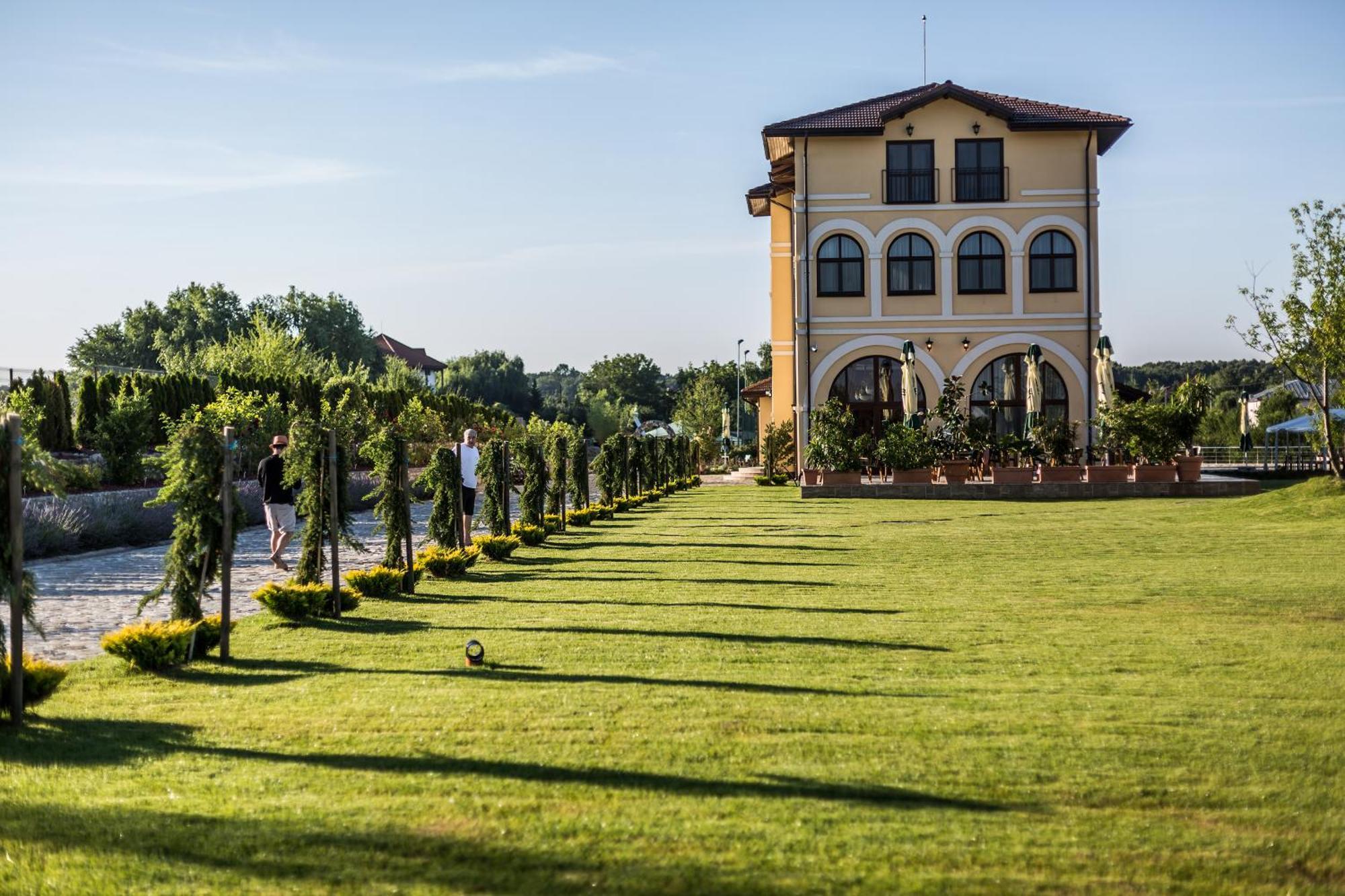 Country Spa Retreat Snagov Exterior foto The station building